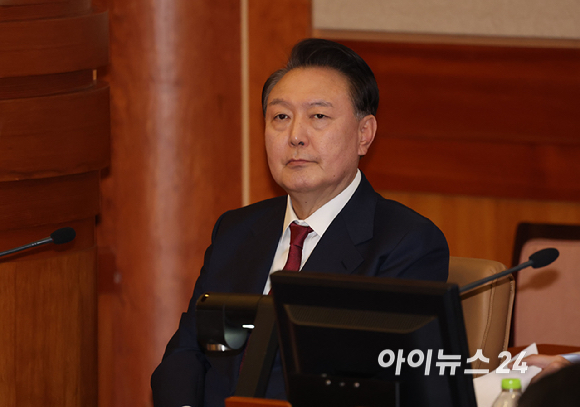 윤석열 대통령이 23일 서울 종로구 헌법재판소에서 열린 탄핵심판 4차 변론에 출석하고 있다. [사진=사진공동취재단]