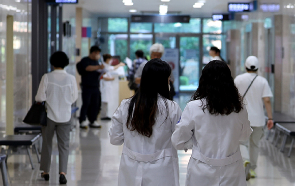 지난달 14일 대구의 한 대학병원에서 의료진들이 이동하고 있다. [사진=뉴시스]