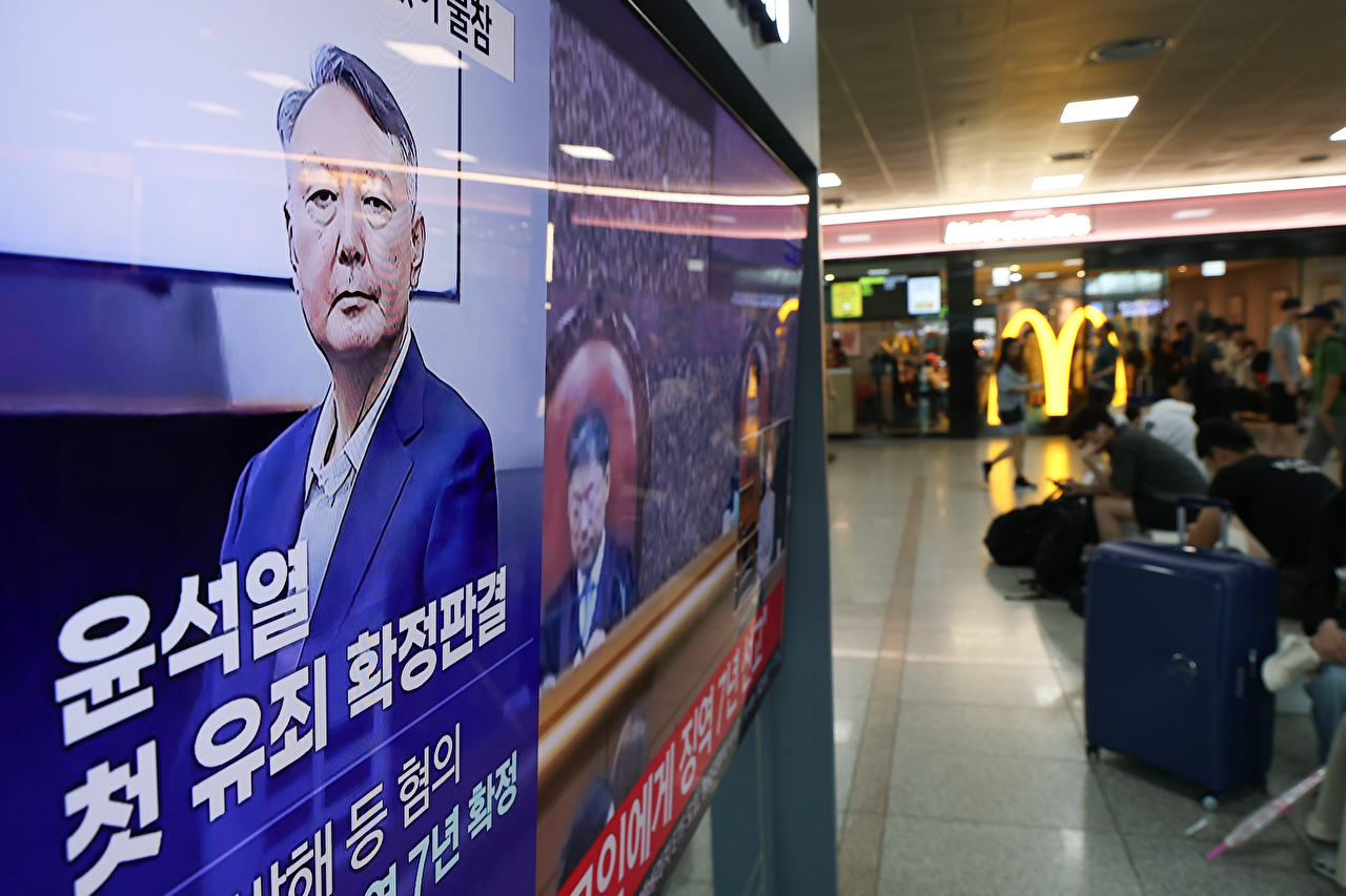 윤석열 전 대통령의 고위공직자범죄수사처(공수처) 체포방해 등 혐의 사건 상고심 선고기일인 9일 서울역에서 시민들이 관련 방송을 지켜보고 있다. 이날 대법원 3부(주심 이숙연 대법관)는 윤 전 대통령에게 징역 7년을 선고한 원심판결을 확정했다. 2026.7.9 [사진=연합뉴스]