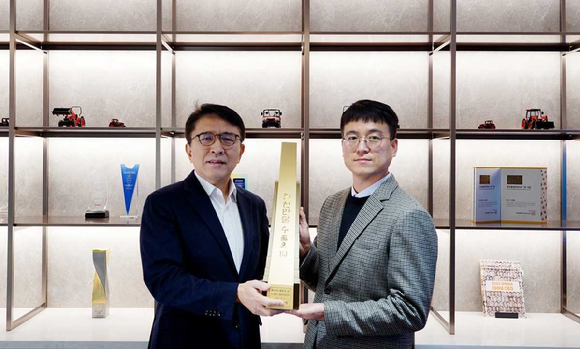 대동모빌리티가 제62회 무역의 날 기념식에서 '7000만불 수출의 탑' 수상을 맞아 강성철 대동모빌리티 프로덕트부문 부사장(왼쪽)과 김현민 가드닝사업본부장이 기념 촬영을 하고 있다. [사진=대동모빌리티]