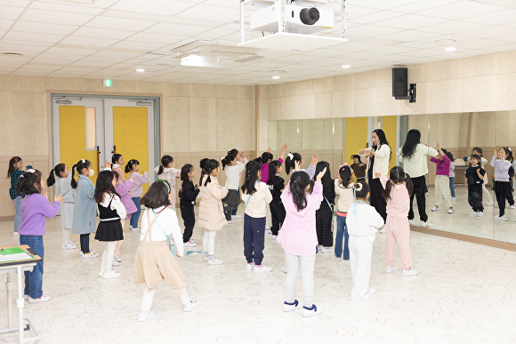 광주광역시 빛여울초 학생들이 늘봄학교 프로그램에 참여하고 있다  [사진=광주시교육청]