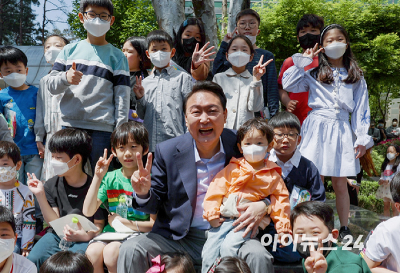 윤석열 대통령 당선인이 5일 어린이날을 맞아 당선인이 거주하는 아파트 이웃 어린이들과 함께 사진촬영을 하며 즐거운 시간을 보내고 있다. [사진=당선인 대변인실]