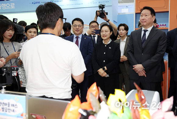 최태원 대한상의 회장이 21일 서울 강남구 코엑스에서 열린 대한민국 사회적가치 페스타 리더스 서밋에서 인사말을 하고 있다. [사진=곽영래 기자]