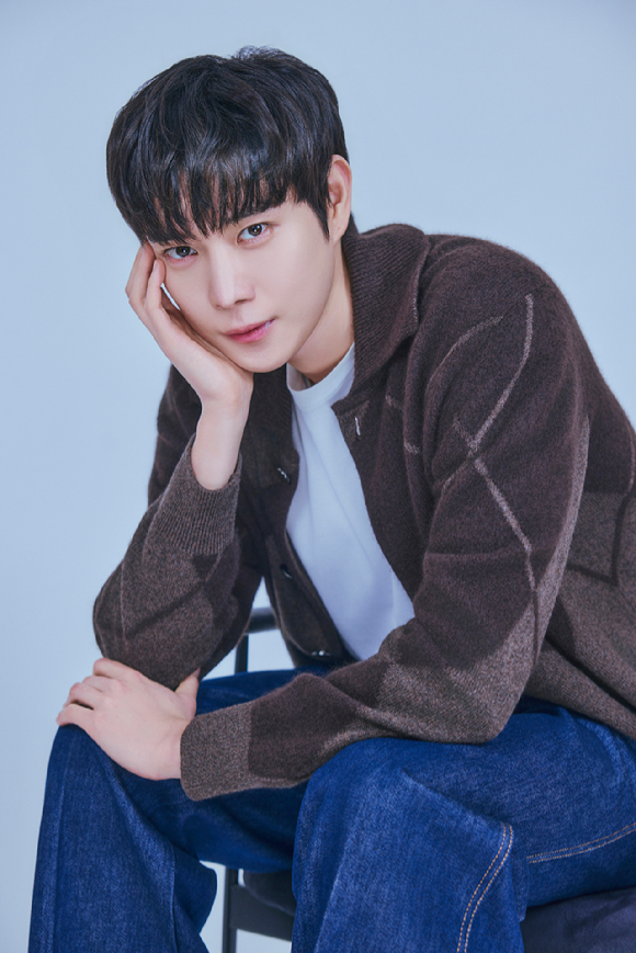 '친애하는 X'에 출연한 김영대가 인터뷰에 앞서 사진촬영을 하고 있다. [사진=티빙]