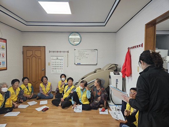 단양군이 노인정 이용 노인을 대상으로 노인 정책 설문조사를 하고 있다. [사진=단양군]