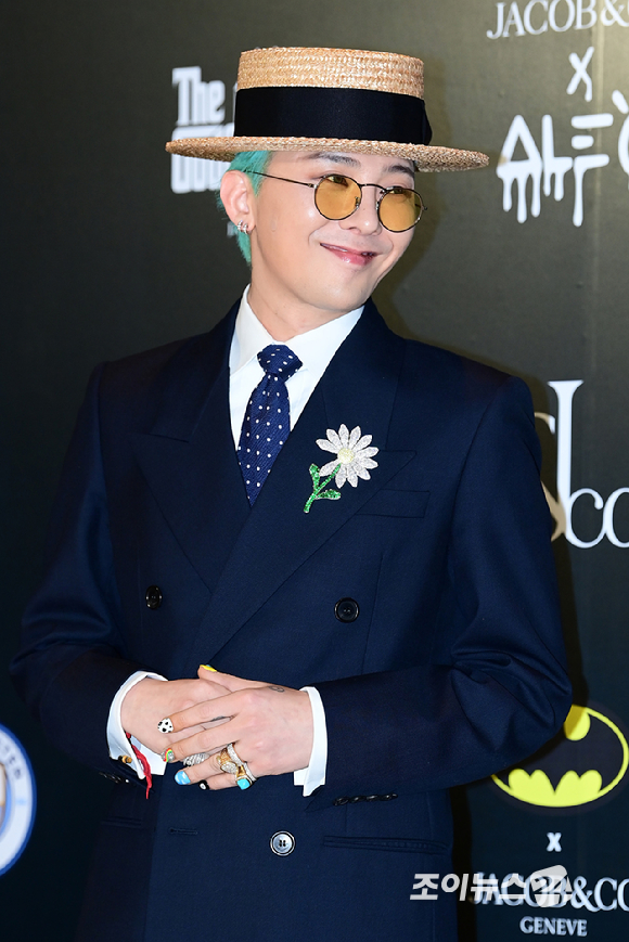 가수 지드래곤(GD)이 24일 오후 서울 용산구 그랜드 하얏트 서울에서 열린 제이콥앤코 코리아 부티그 오픈 행사 포토콜에서 포즈를 취하고 있다. [사진=정소희 기자]