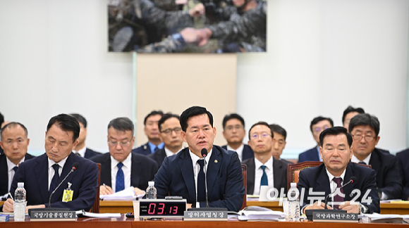 석종건 방위사업청장이 17일 서울 여의도 국회에서 열린 국방위원회의 방위사업청 등 국정감사에서 질의에 답하고 있다. [사진=곽영래 기자]