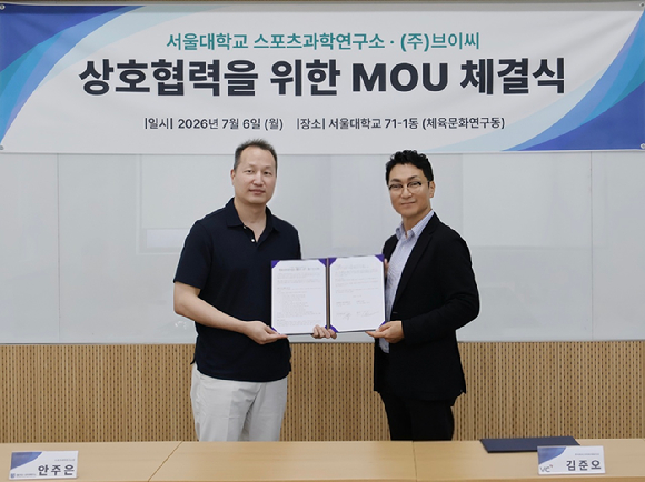 골프 IT 기업 ㈜브이씨(대표이사 김준오)가 서울대학교 스포츠과학연구소(소장 안주은)와 사용자 맞춤형 실시간 AI 코칭 기능을 갖춘 러닝워치 공동 개발을 위한 업무협약(MOU)을 체결했다. [사진=㈜브이씨]