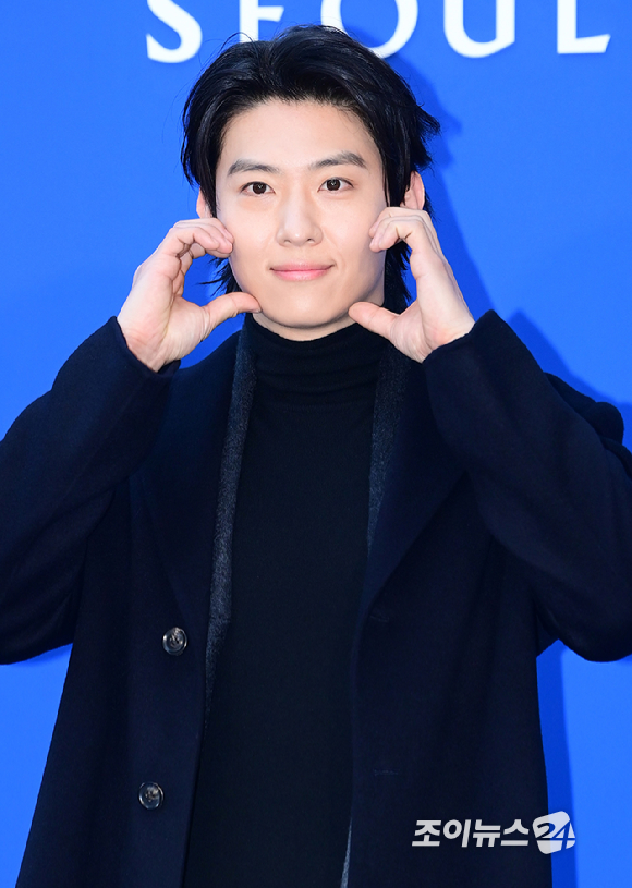 방송인 덱스가 5일 오후 서울 강남구 청담동에서 열린 타임 서울 플래그십 스토어 오픈 기념 포토월 행사에 참석하고 있다. [사진=정소희 기자]