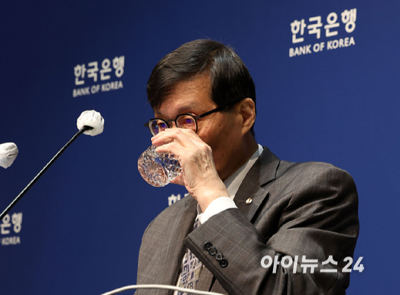이창용 한국은행 총재가 25일 서울 중구 한국은행 본관에서 열린 금융통화위원회 본회의를 마친후 통화정책방향 기자 간담회를 열고 기자들의 질문을 받고 있다. [사진=사진공동취재단]