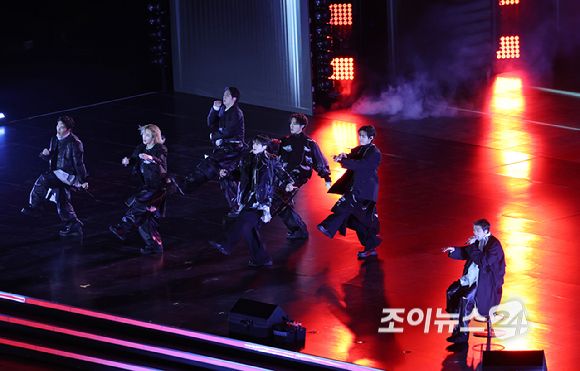 방탄소년단(BTS)이 21일 오후 서울 광화문 광장에서 정규 5집 '아리랑(ARIRANG)' 앨범 발매를 기념해 컴백 무대를 선보이고 있다. [사진=사진공동취재단]