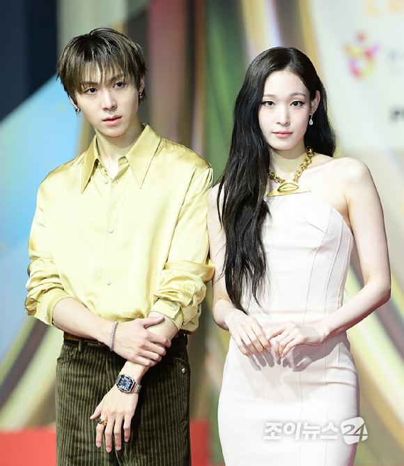 그룹 올데이 프로젝트(ALLDAY PROJECT)가 25일 오후 인천광역시 중구 운서동 인스파이어 아레나에서 열린 '2025 SBS 가요대전' 레드카펫 행사에 참석하고 있다. [사진=정소희 기자]