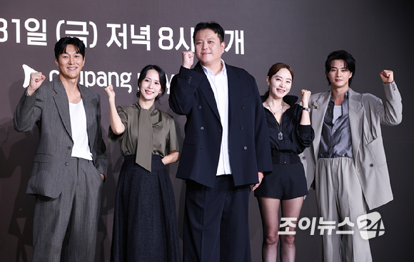 배우 김재철, 조여정, 김혜수, 김지훈이 28일 오전 서울 중구 장충동 앰배서더 서울 풀만 호텔에서 진행된 쿠팡플레이 시리즈 '지금 불륜이 문제가 아닙니다' 제작발표회에 참석해 포즈를 취하고 있다. [사진=문수지 기자]