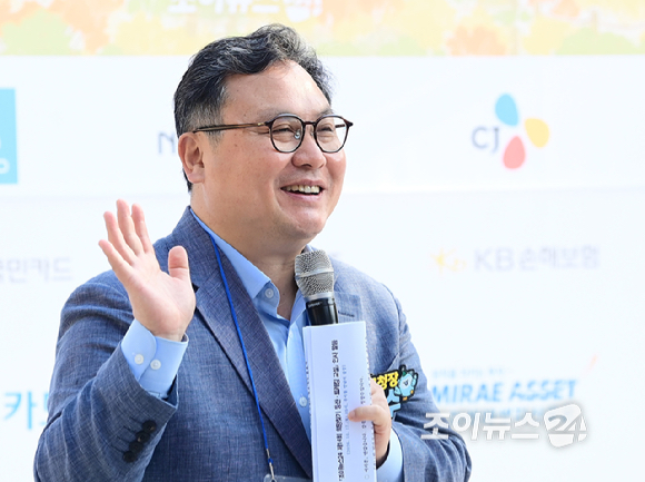 정창수 강북구청장이 17일 서울 우이동 만남의광장에서 진행된 '스타 더윈드와 함께 하는 팬트레킹-제14회 희망찾기 등산&middot;트레킹 교실' 개막식에서 환영사를 하고 있다. [사진=정소희 기자]