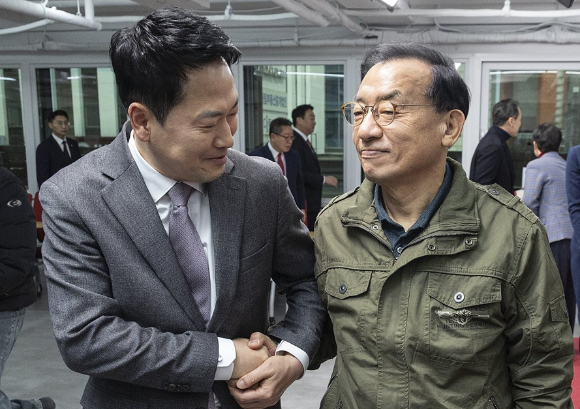 국민의힘 장동혁 대표(왼쪽)과 이정현 공천관리위원장이 지난달 23일 서울 여의도 중앙당사에서 열린 제9회 전국동시지방선거 중앙당 공천관리위원회 공천 혁신 서약식에서 서로 악수하고 있다. 2026.2.23 [사진=연합뉴스]