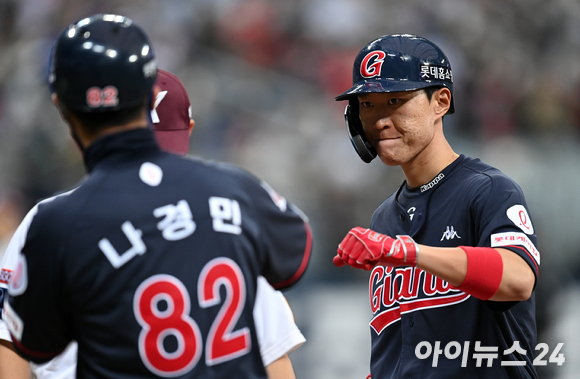 2일 오후 서울 고척스카이돔에서 2022 신한은행 SOL KBO리그 키움 히어로즈와 롯데 자이언츠의 개막전 경기가 열렸다. 롯데 박승욱이 8회초 무사 안타를 친 후 나경민 코치와 하이파이브를 하고 있다. [사진=김성진 기자]