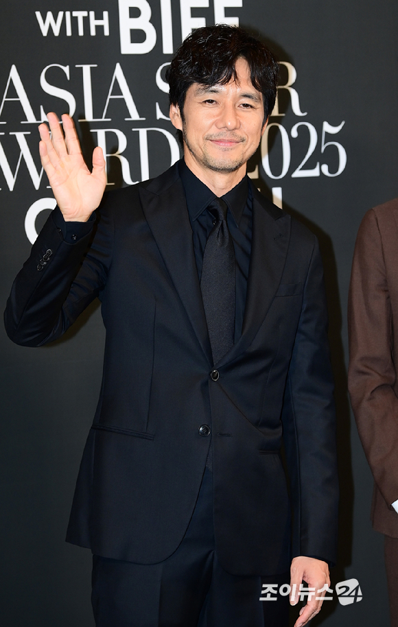 '디어 스트레인저' 배우 니시지마 히테토시가 18일 부산 해운대구 중동 파라다이스호텔에서 열린 '2025 마리끌레르 아시아스타어워즈' 포토콜 행사에 참석하고 있다. [사진=정소희 기자]