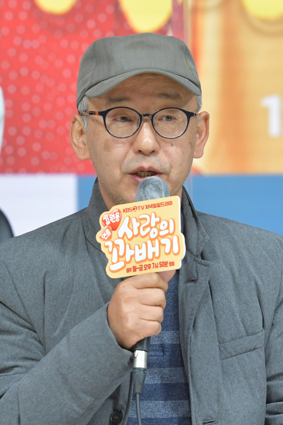 김원용 PD가 13일 온라인으로 진행된 KBS 2TV 새 저녁 일일드라마 '사랑의 꽈배기' 제작발표회에 참석해 소감을 말하고 있다. [사진=KBS]