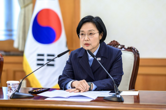 한성숙 국무총리가 6일 서울 종로구 정부서울청사에서 금융&middot;공공기관 개인정보 유출 관련 회의를 주재하고 있다. [사진=총리실]