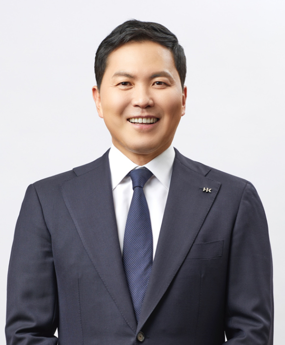윤여원 콜마비앤에이치 대표가 6일 열린 창립 20주년 기념행사에서 인사말을 하고 있다. 2024.02.06 [사진=콜마비앤에이치 제공]