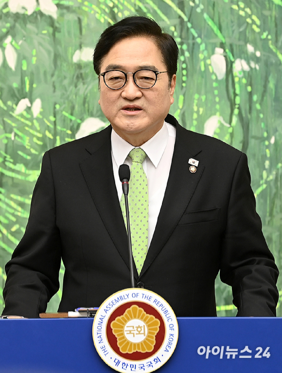 우원식 국회의장이 10일 서울 여의도 국회에서 개헌 관련 긴급 기자회견을 하고 있다. [사진=곽영래 기자]