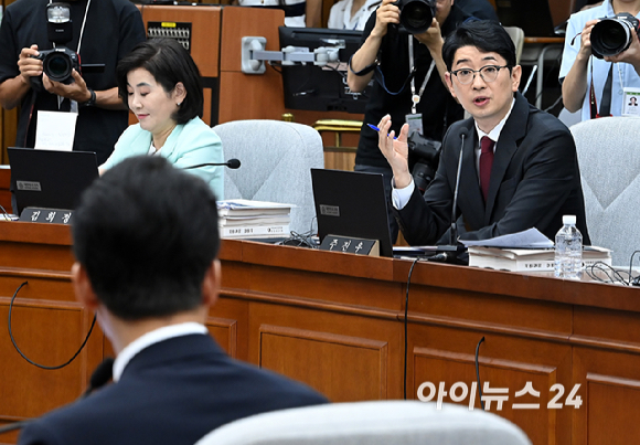 주진우 국민의힘 의원이 24일 서울 여의도 국회에서 열린 국무총리(김민석) 임명동의안 심사를 위한 인사청문회에서 김민석 국무총리 후보자에게 질의하고 있다. [사진=곽영래 기자]