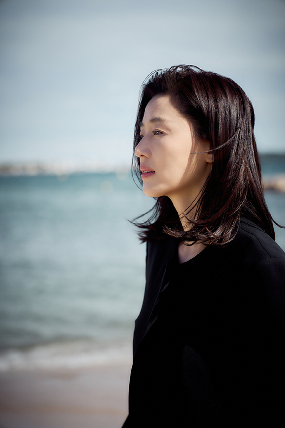 배우 전지현이 영화 '군체' 인터뷰 제공용 사진 촬영에 임하고 있다. [사진=(주)쇼박스]