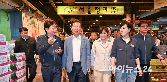 정청래 더불어민주당 대표가 25일 추석맞이 물가점검을 위해 서울 송파구 가락동 농수산물도매시장을 방문하고 있다. 왼쪽부터 문영표 서울시농수산식품공사 사장, 정 대표, 송미령 농림축산식품부 장관, 전현희 더불어민주당 최고위원. [사진=국회사진기자단]