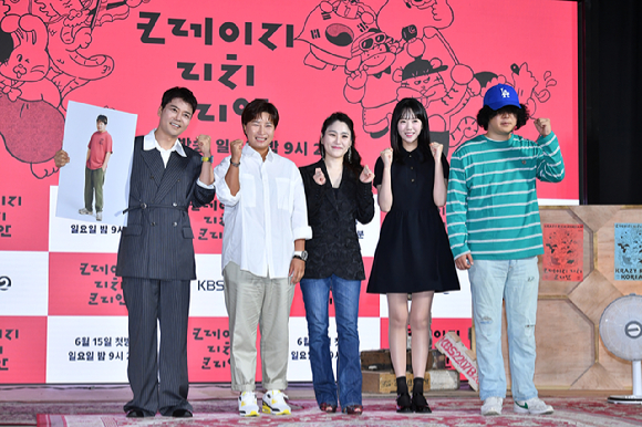 방송인 전현무, 전 골프선수 박세리, 첼로연주가 겸 지휘자 장한나, 배우 지예은, 이창수 PD가 10일 오전 서울 영등포구 여의도동 KBS별관에서 진행된 KBS 2TV 새 예능프로그램 '크레이지 리치 코리안' 제작발표회에 참석해 소감을 말하고 있다. [사진=문수지 기자]