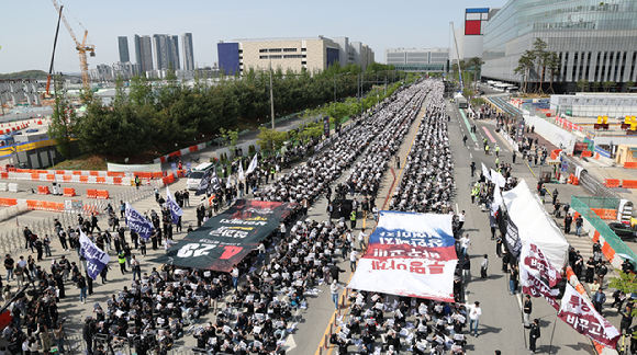 지난달 23일 경기 평택시 삼성전자 평택캠퍼스 앞에서 열린 삼성전자 노동조합 공동투쟁본부 집회에서 조합원들이 구호를 외치고 있다. 2026.04.23 [사진=권서아 기자]