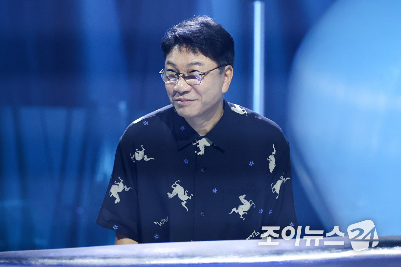 이수만 A2O엔터테인먼트 비저너리 리더 겸 키 프로듀서가 12일 오후 경기도 고양시 일산 킨텍스에서 진행된 A2O 소울(A2O SOUL)&middot;A2O 라이트(A2O LITE)의 데뷔쇼 '웰컴 투 소울라이트 프롬 A2O 소울 A2O 라이트(WELCOME TO SOULITE From A2O SOUL A2O LITE)' 행사에 참석해 인사를 하고 있다. [사진=문수지 기자]