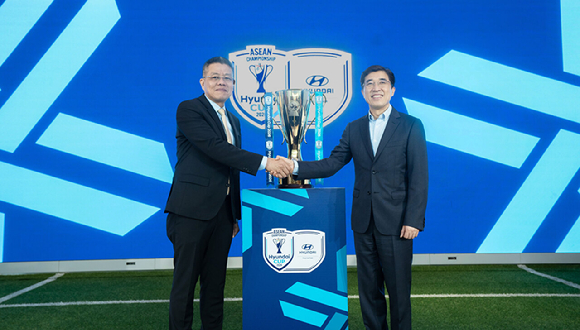 (왼쪽부터)키에프 사메스(Khiev Sameth) 동남아시아축구연맹 회장과 김성남 현대자동차 아태권역본부장이 현대컵의 공식 출범을 알리며 악수하고 있다. [사진=현대자동차]
