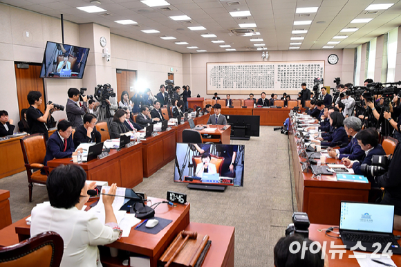 김승원 법무부 장관 후보자가 15일 서울 여의도 국회 법제사법위원회에서 열린 인사청문회에서 가족 관련 질의에 답변하고 있다. [사진=곽영래 기자]