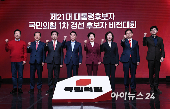 18일 오후 서울 강서구 ASSA아트홀에서 열린 '제21대 대통령후보자 국민의힘 1차 경선 후보자 비전대회' 에 참석한 후보들이 기념촬영 하고 있다. 왼쪽부터 유정복, 홍준표, 김문수, 안철수, 양향자, 나경원, 이철우, 한동훈 후보. [사진=국회사진취재단]