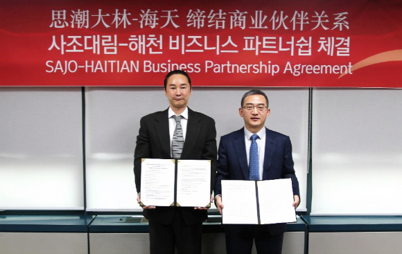 사조대림이 중국 최대 조미료 기업 '해천미업'과 사업 제휴를 체결했다. 왼쪽부터 주지홍 사조대림 총괄 부회장, 관강화 해천미업 총재. [사진=사조대림]