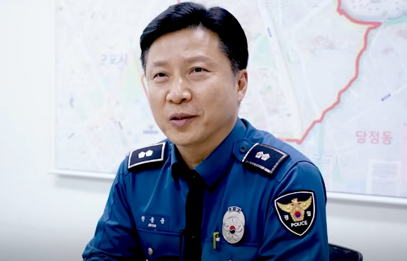 전 경감은 인출책이 돈을 뽑아 확인하지도 않고 가방에 넣는 것을 보고 수상하게 여겼다. [사진=경찰청 유튜브]