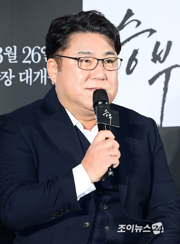 (왼쪽부터)배우 고창석-현봉식-이병헌-김형주 감독-배우 문정희-조우진이 7일 오전 서울 CGV 용산 아이파크몰에서 열린 영화 '승부'(감독 김형주) 제작보고회에 참석하고 있다. [사진=정소희 기자]