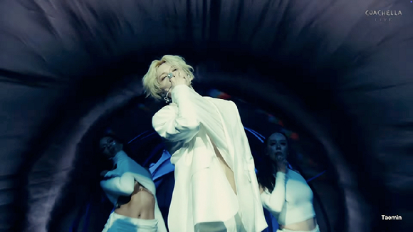 태민이 미국 최대 음악 축제 '코첼라 밸리 뮤직 앤드 아츠 페스티벌(Coachella Valley Music and Arts Festival, 이하 코첼라)'에서 무대를 선보이고 있다. [사진=갤럭시코퍼레이션 ]