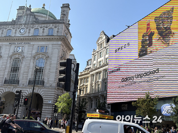 영국 런던 피카딜리 서커스에 설치된 삼성전자 '갤럭시 언팩 2026' 광고. [사진=권서아 기자]