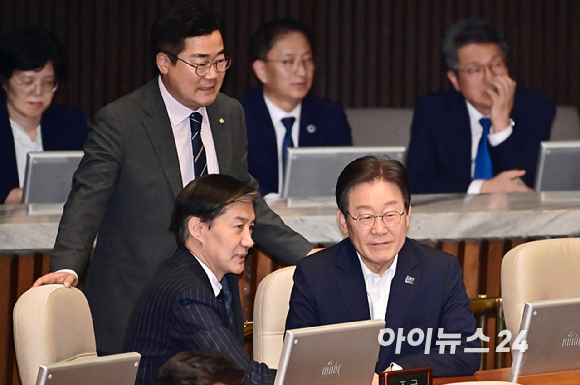 더불어민주당 이재명 전 대표와 박찬대 원내대표가 지난 1일 오후 서울 여의도 국회 본회의에서 조국 조국혁신당 대표와 대화를 나누고 있다. [사진=곽영래 기자]