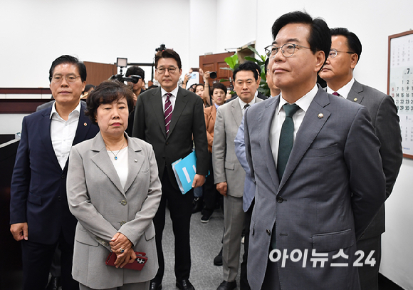 국민의힘 송언석 비상대책위원장 겸 원내대표 및 국민의힘 법사위원들이 18일 오전 국회에서 무차별적 압수수색 영장남발 협조 관련 국회의장 항의방문을 하고 있다. [사진=곽영래 기자]