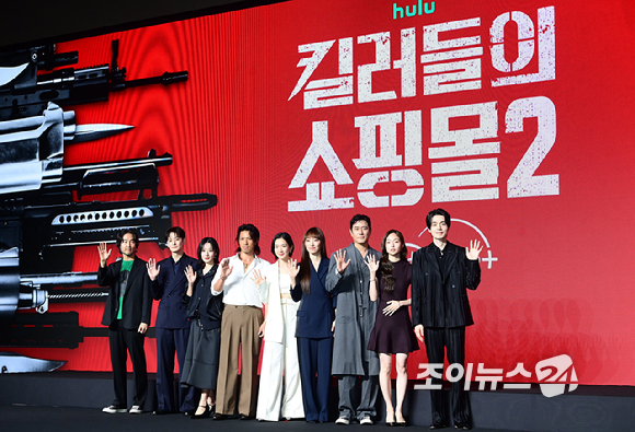 (왼쪽부터)배우 조한선-오카다 마사키-현리-정윤하-금해나-김혜준-이동욱이 20일 오전 서울 여의도 콘래드 서울 호텔에서 열린 디즈니+의 오리지널 시리즈 '킬러들의 쇼핑몰 시즌2' 제작발표회에 참석하고 있다. [사진=정소희 기자]