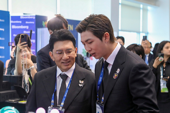 29일 경주 예술의전당에서 열린 'APEC CEO 서밋' 개회식에 참석한 방시혁 하이브 의장과 방탄소년단 RM이 하이브 홍보부스를 관람하고 있다. [사진=하이브]