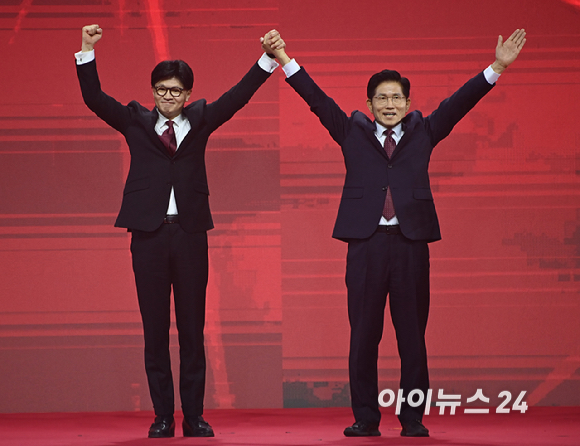 국민의힘 한동훈·김문수 대선 경선 후보가 3일 오후 경기 일산 킨텍스에서 열린 제5차 전당대회에서 기념촬영을 하고 있다. [사진=곽영래 기자]