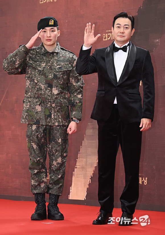 배우 권지우, 박용우가 31일 오후 서울 여의도 KBS에서 열린 2025 KBS 연기대상&nbsp;레드카펫 포토월 행사에서 포즈를 취하고 있다. [사진=곽영래 기자]