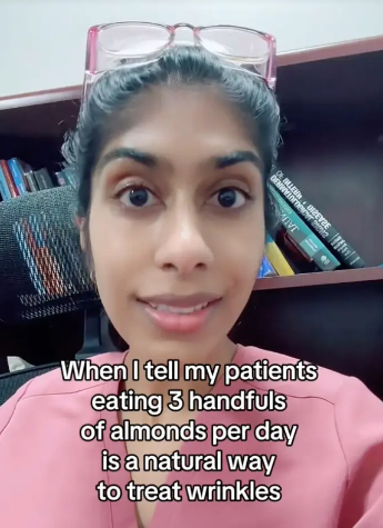  미국 피부과 의사 니라(Neera)는 "나는 환자들에게 하루에 아몬드 세 줌씩을 먹는 것이 주름을 치료하는 자연스러운 방법이라고 말한다"고 밝혔다. [사진=틱톡 갈무리]