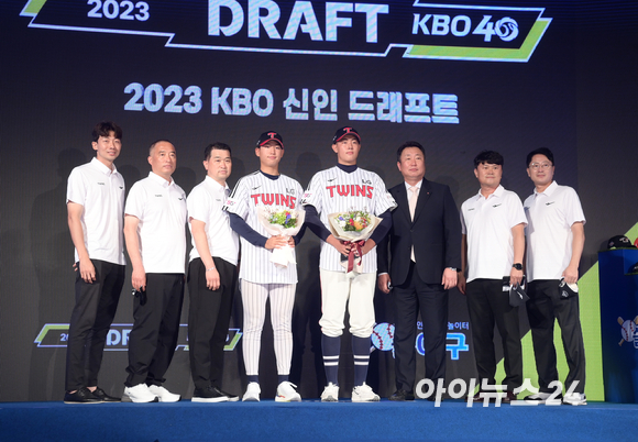 '2023 KBO 신인 드래프트'가 15일 오후 서울 소공동 웨스틴조선호텔 그랜드볼룸에서 열린 가운데 LG 트윈스에 지명된 선수들이 기념촬영을 하고 있다. [사진=정소희 기자]