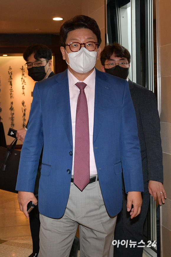 '윤핵관' 갈등설에 휩싸인 권성동 국민의힘 대표 직무대행이 15일 장제원 의원과 오찬이 예정된 서울 여의도의 한 식당으로 향하고 있다. [사진=국회사진취재단]