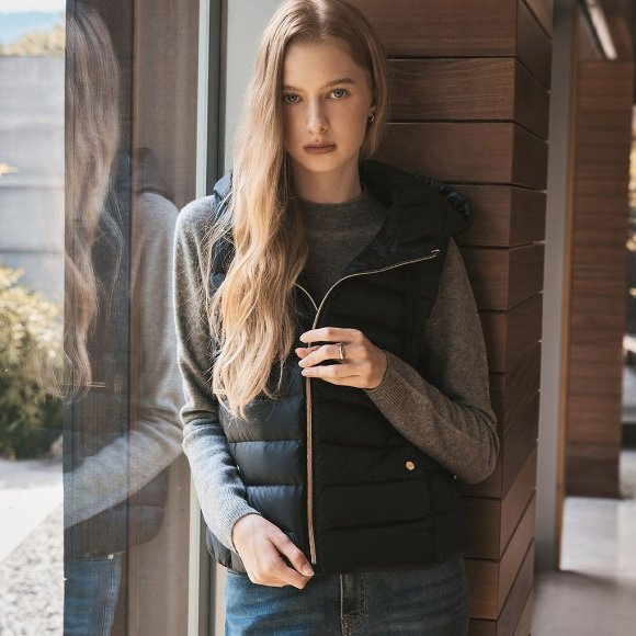 이랜드 클라비스가 선발매한 슬림다운 경량후드베스트 화보컷. [사진=이랜드월드]