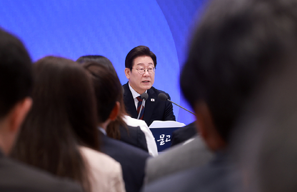 이재명 대통령이 3일 청와대 영빈관에서 '대통령의 30일, 언론이 묻고 국민에게 답하다' 기자회견을 하고 있다. 2025.7.3 [대통령실통신사진기자단] [사진=연합뉴스]